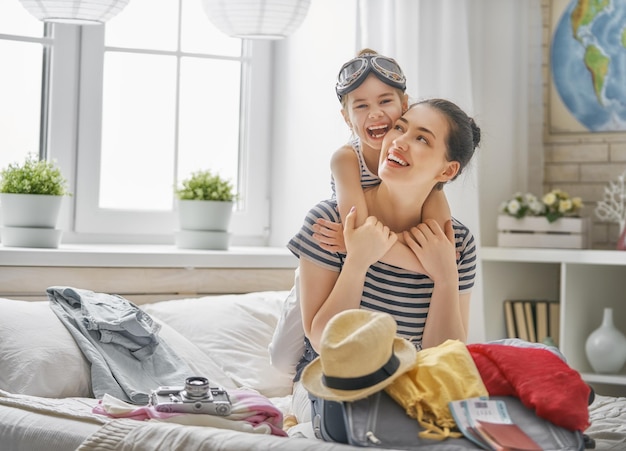 Familia preparándose para el viaje