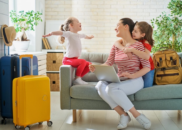 Familia preparándose para el viaje