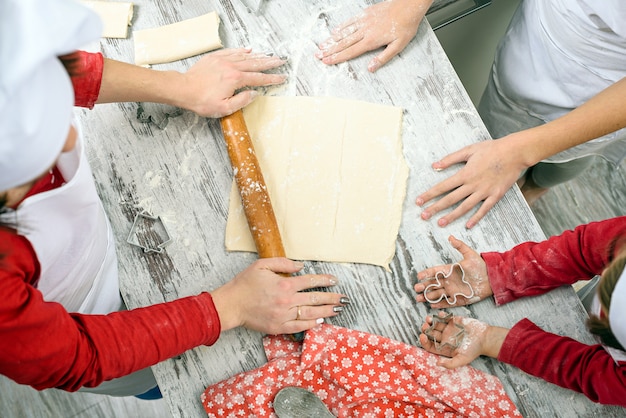 Familia preparar galletas de Navidad