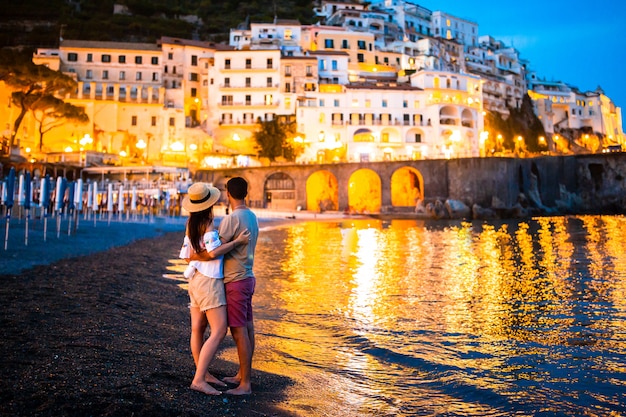 Familia en puesta de sol en la ciudad de Amalfi en Italia