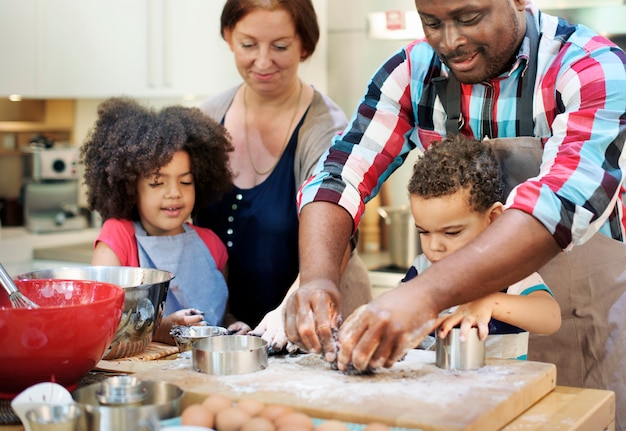 Foto familia que cocina el concepto de unidad de comida de cocina