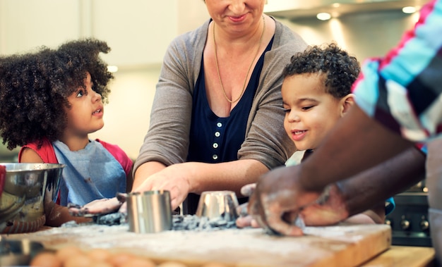 Foto familia que cocina el concepto de unidad de comida de cocina