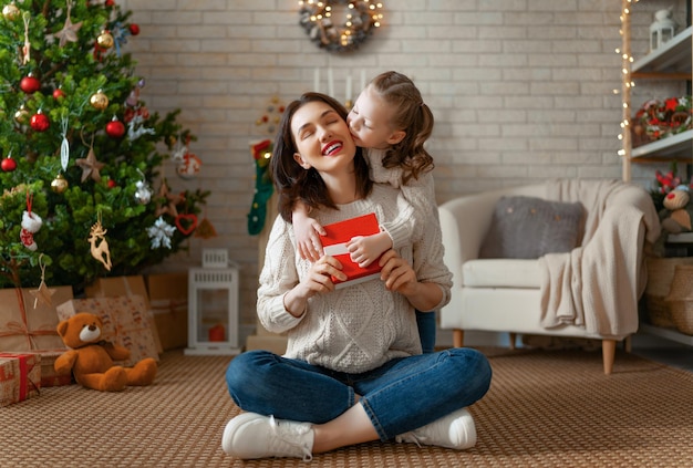 Família que comemora o Natal