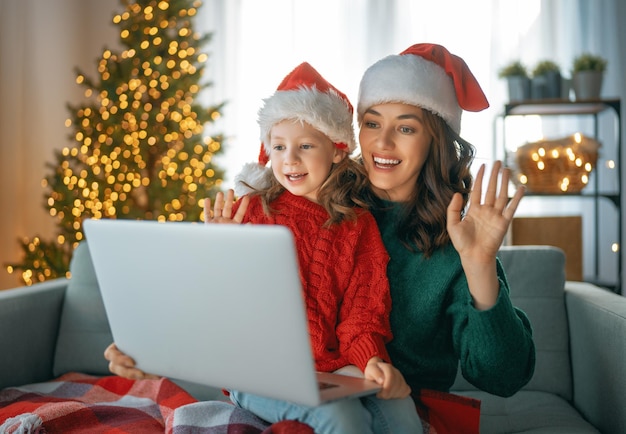 Família que comemora o Natal