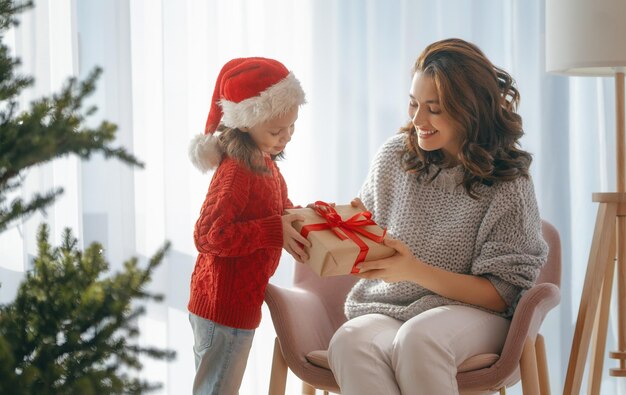 Família que comemora o Natal