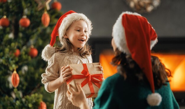 Família que comemora o Natal