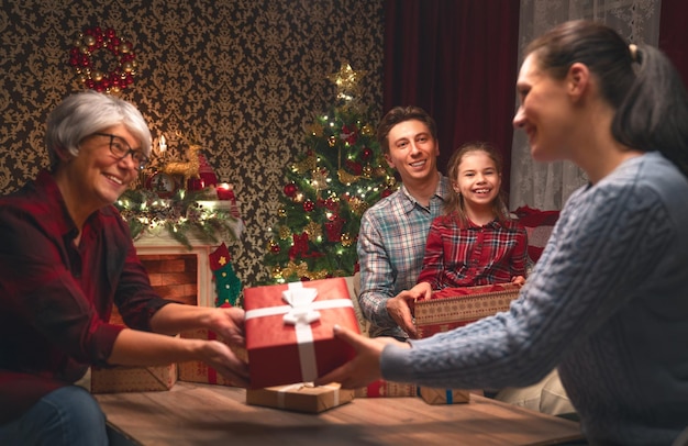 Família que comemora o Natal