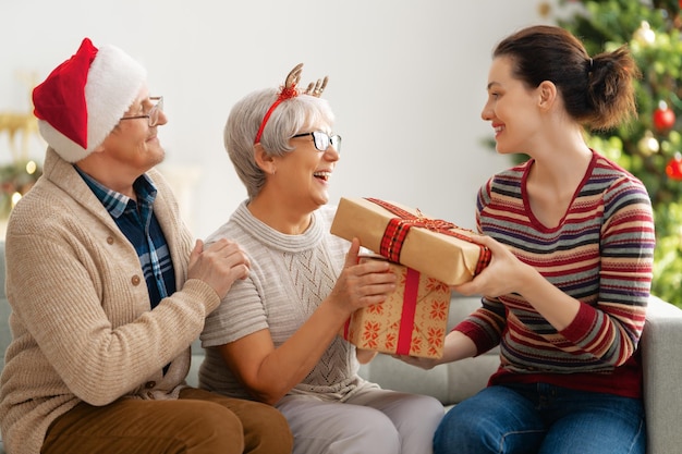 Família que comemora o Natal