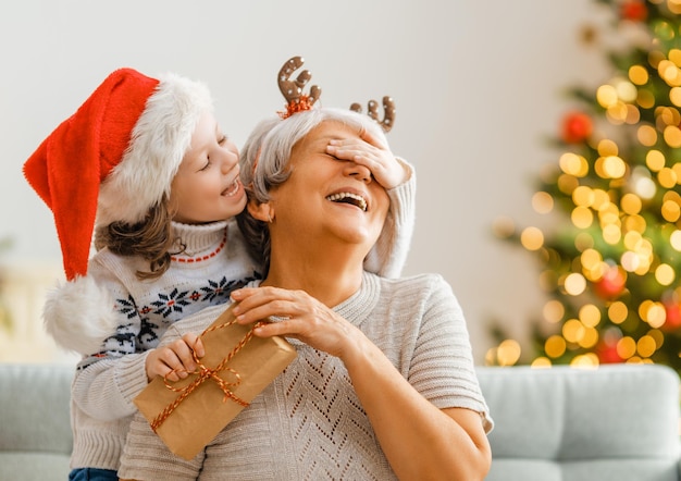 Família que comemora o Natal