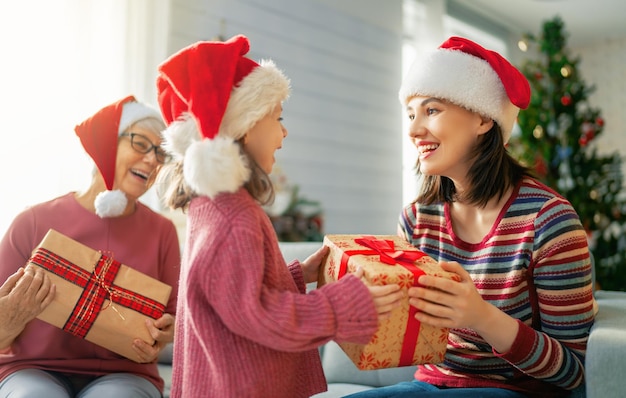 Família que comemora o Natal