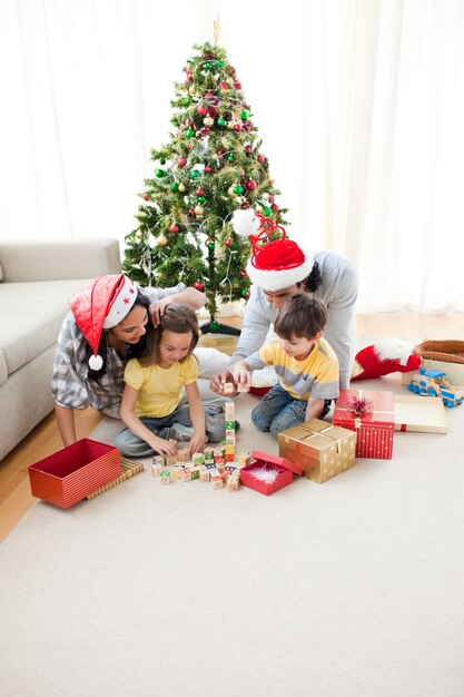 Família que decora uma árvore de Natal