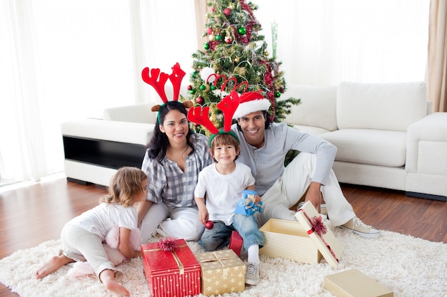 Família que decora uma árvore de natal