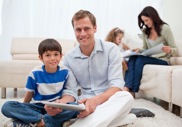 Família que gasta tempo livre na sala de estar