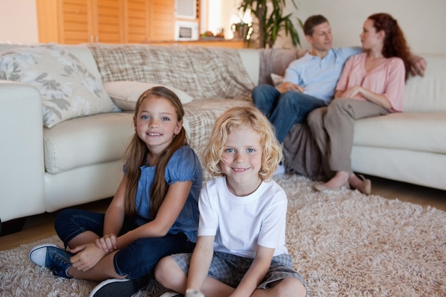 Família que gasta tempo na sala de estar