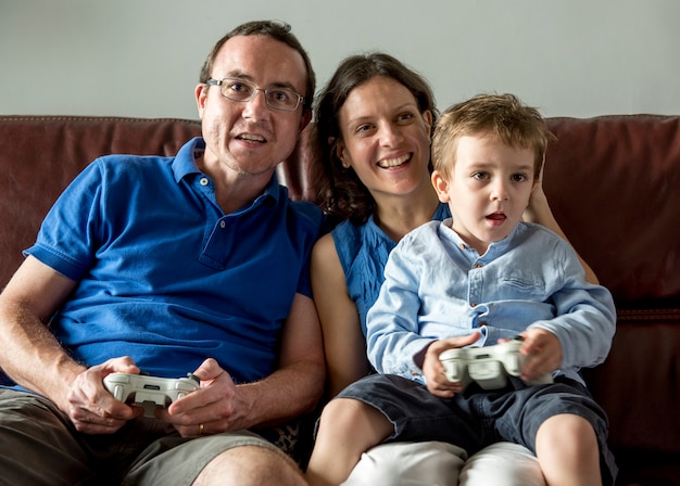 Foto família que joga o jogo na atividade do fim de semana da sala de visitas