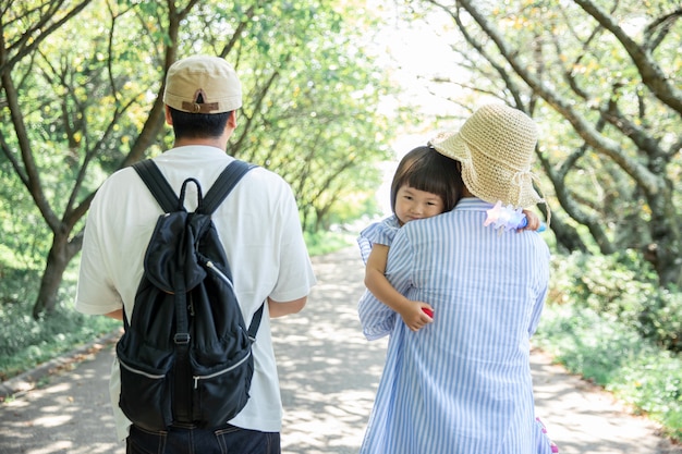 La familia que juega en un parque.