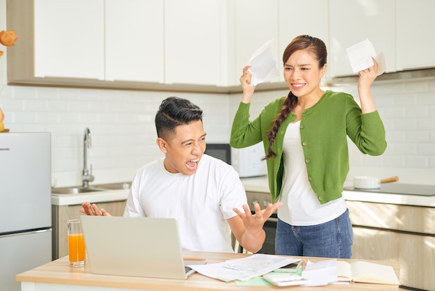 Familia que pelea por problemas de dinero en casa