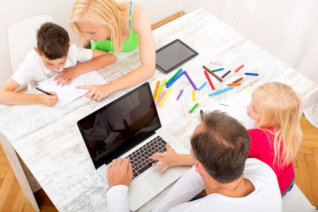 Una familia que realiza diversas actividades en casa.