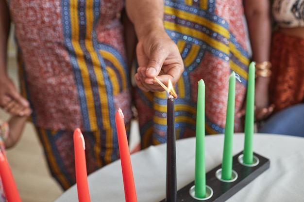 Familia quemando velas para una fiesta tradicional