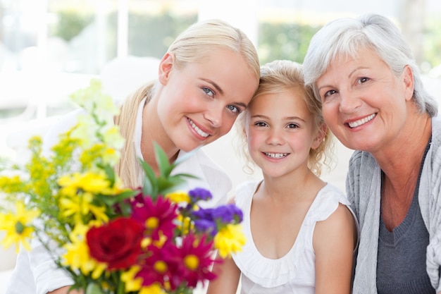 Família radiante com flores