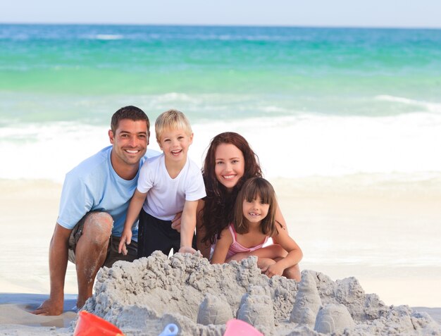 Foto familia radiante en la playa