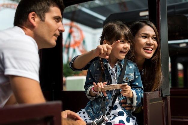 Familia de raza mixta disfrutando de un día