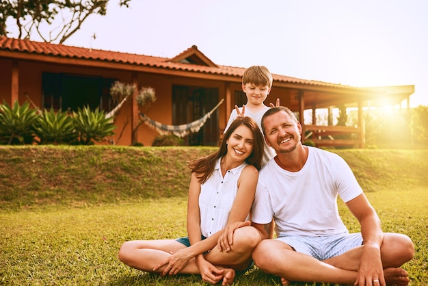 La familia, la razón más hermosa para sonreír Captura recortada de una familia joven que pasa tiempo juntos al aire libre