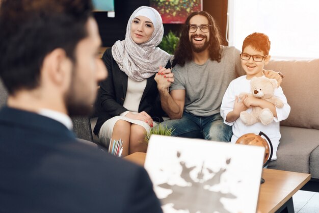 Familia en la recepción en la oficina de psicoterapeuta