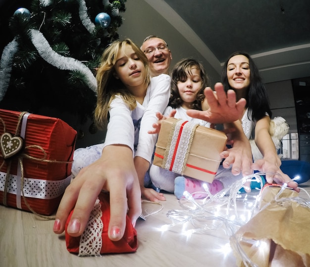 &quot;Familia con regalos de Navidad&quot;