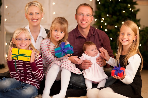 Familia con regalos en navidad