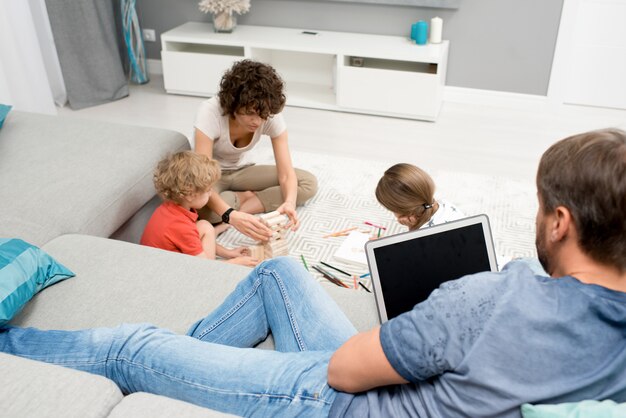 Familia relajándose en casa