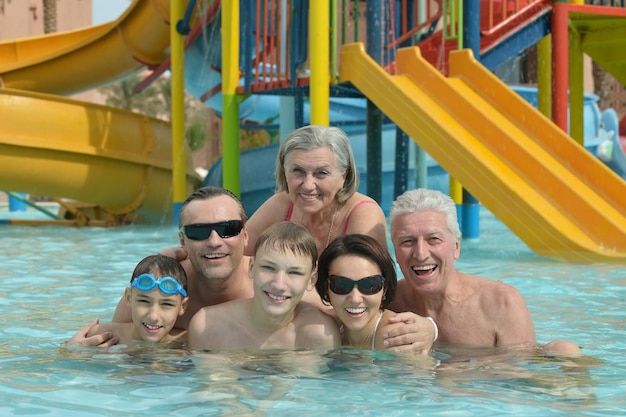 Familia relajándose en la piscina