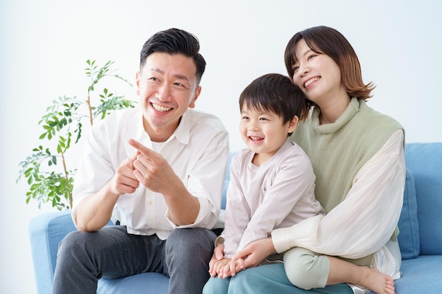 Família relaxando e sorrindo no sofá