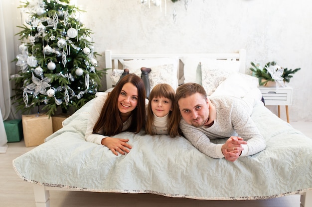 Família relaxando em casa na manhã de Natal