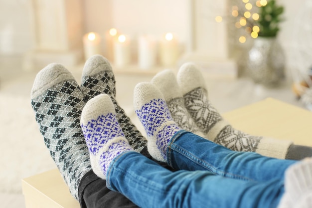 Família relaxando em casa nas férias de inverno