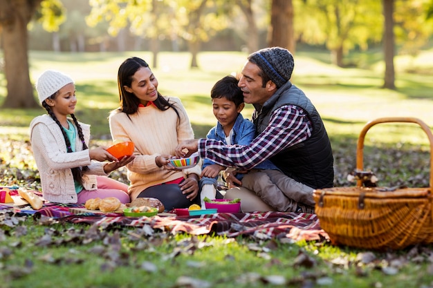 Família relaxante no parque