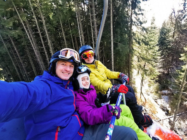 familia en el remonte en las montañas