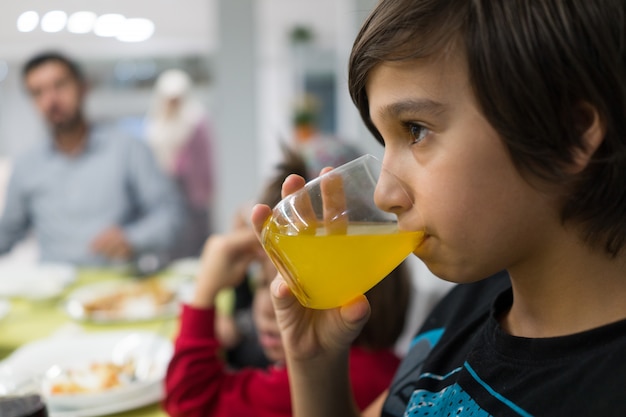 Família, reunião, comendo jantar, casa