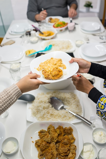 Família, reunião, comendo refeição, ao redor, tabela cozinha