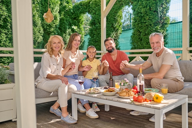 Família reunida para o jantar de ação de graças