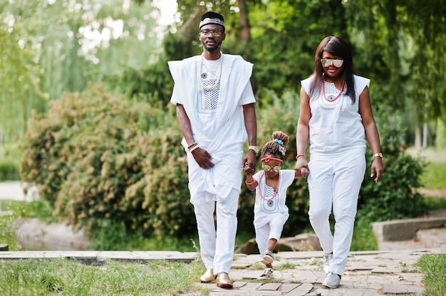 Família rica afro-americana em roupas nacionais nigerianas brancas