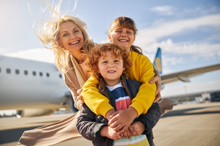 Família rindo está do lado de fora do avião