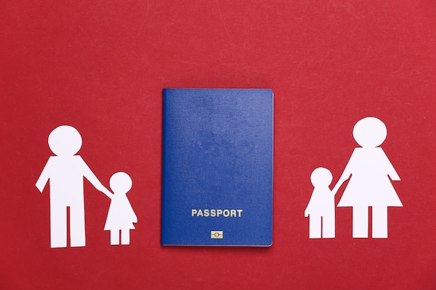 Familia rota, divorcio. Familia de papel dividido, pasaporte en rojo