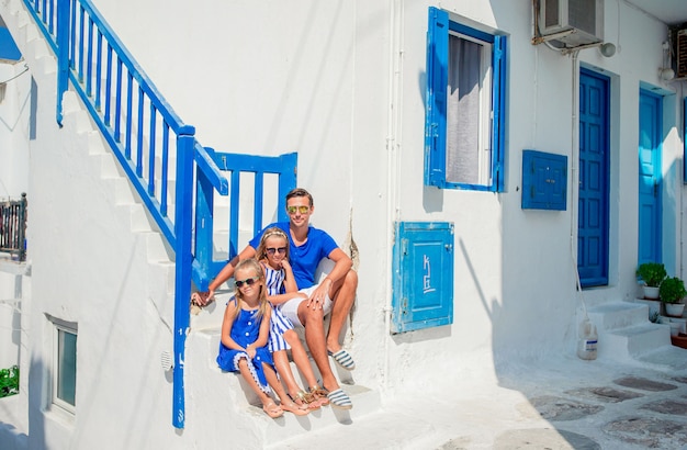 Família se divertindo ao ar livre na ilha de mykonos