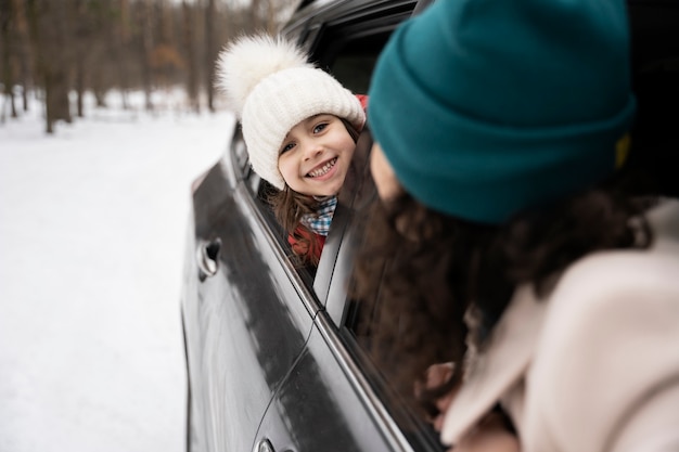 Família se divertindo durante a viagem de inverno