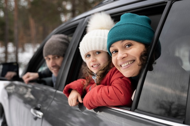 Foto família se divertindo durante a viagem de inverno