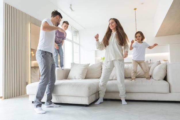 Família se divertindo em casa