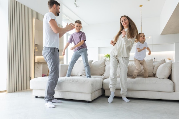 Família se divertindo em casa