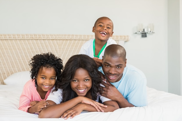 Família se divertindo juntos na cama