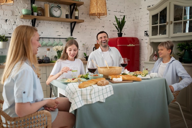 Foto família se divertindo muito juntos